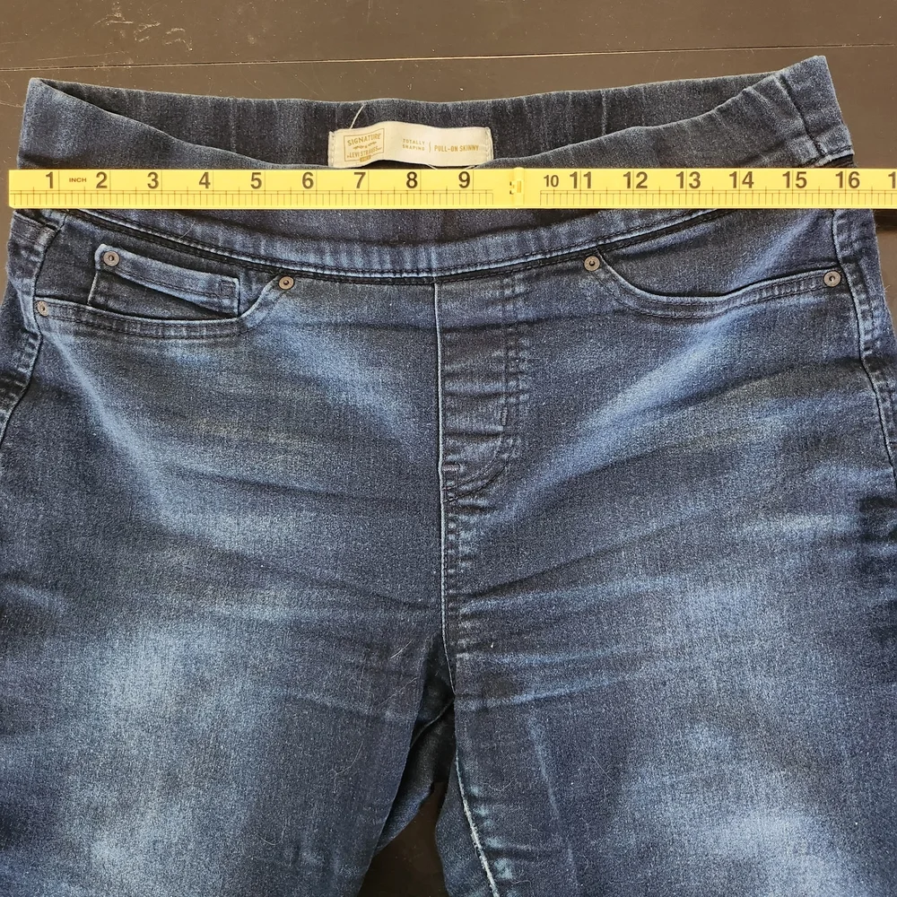 Signature by Levi Strauss & Co. Women's Totally Shaping Pull-on Skinny Jeans, 31
